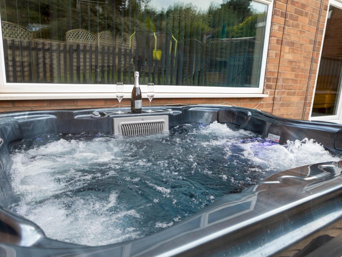 Pass The Keys Amazing 4 Bedroom Property- Hot Tub & Sea Views Scarborough Exterior foto